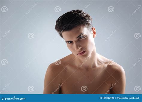 Sexy Nackter Brunette Der Entlang Der Kamera Anstarrt Stockbild Bild Von Gef Hl Stimmung