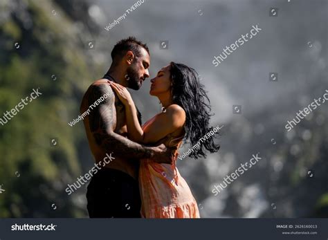 Jeune femme blonde nue sexy montagne plus de photos de stock libres de droits proposées