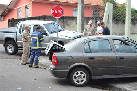 Caminhonete avança preferencial e provoca acidente no bairro São José