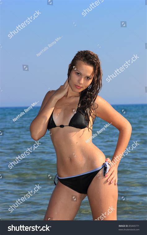 Sexy Bikini Model Posing On Beach库存照片85069771 Shutterstock