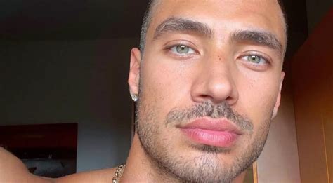L attore italiano dichiara di essere gay e di avere un compagno il video è diventato virale