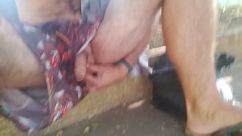 Rola mole pra fora da roupa e mijando na praça pública XVIDEOS