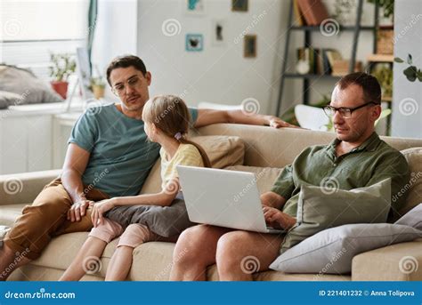 Familia Gay Descansando Con Su Hija En Casa Foto De Archivo Imagen De Sonriente Hija 221401232
