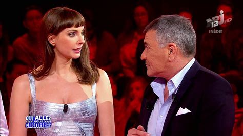 Naked Frédérique Bel in Qui allez vous croire