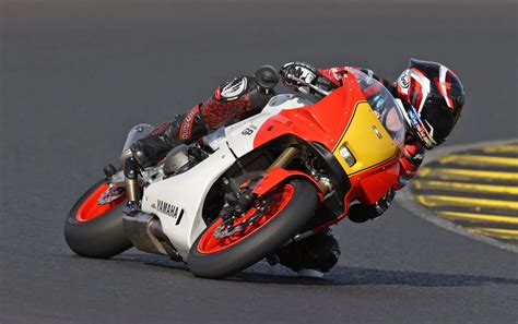 yamaha xsr  gp tuning  auspuff bremse und styling