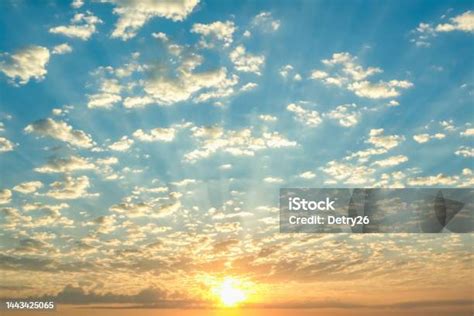 langit biru  awan senja matahari terbenam  atas cakrawala fajar