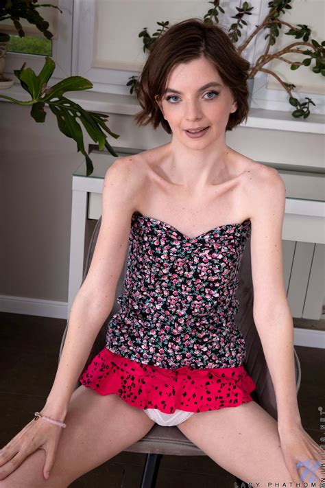 Skinny Babe Lady Phathom Strips Fully Naked Spreads Her Shaved Cunt Up Close Coedcherry