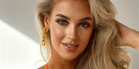 Hot Sexy Veronika Orchid Bikini Pics