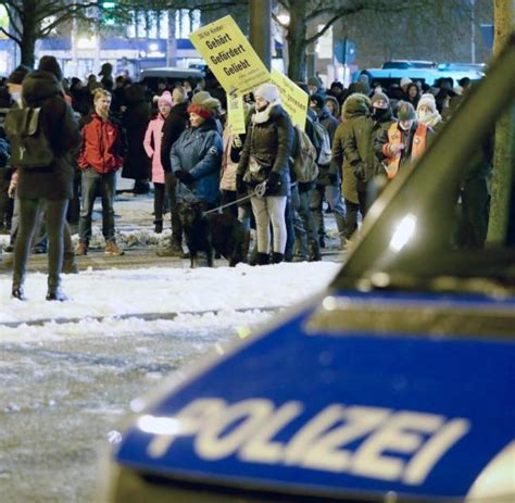 Tausende Protestieren Gegen Corona Ma Nahmen Ampel Rot Welt