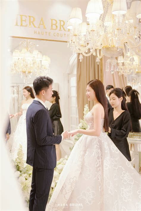 Trung vệ Đình Trọng đưa vợ hot girl đi thử váy cưới