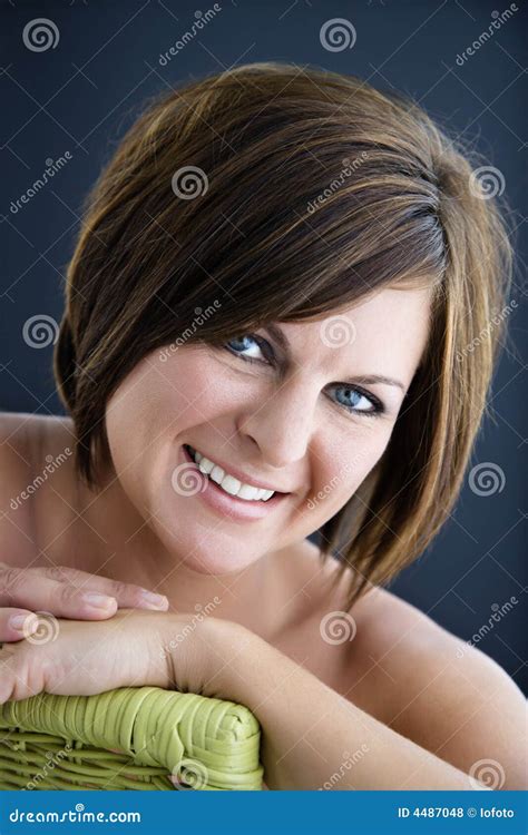 Brunette Bonito Foto De Archivo Imagen De Presentado 4487048