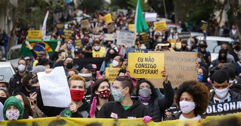 Manifestantes Fazem Protesto No Centro De Porto Alegre Contra O