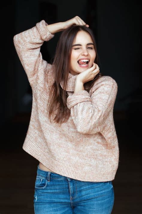 M Dchen Frauenmodell Des Kaukasischen Brunette Junges Sch Nes Mit Dem Langen Dunklen Haar Und