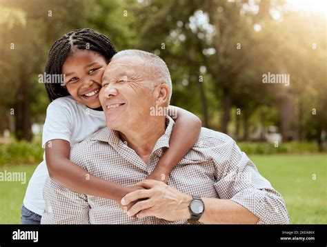 Homme Mature Amour Et C Lin Enfant Dans La Nature Avec Petit Enfant Et Grand P Re D Tre Aimant