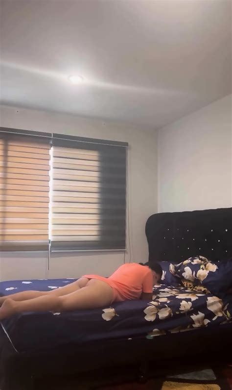 Latina Jugando En Una Cama