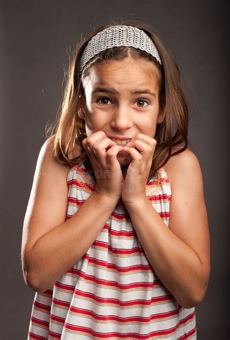 Cara Escondendo Da Menina Assustado Foto De Stock Imagem De Medo