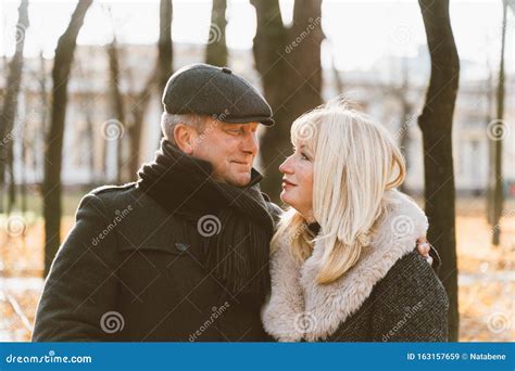 Retrato Detalhado De Uma Feliz Loira Madura E De Um Belo Brunette De Meia Idade Olhando Para Os