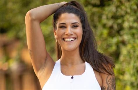 Ivana Nadal posó con la bikini negra más chiquita de todas y al