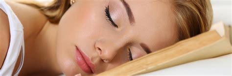 Jonge Mooie Blonde Het Glimlachen Het Kielzog Omhoog Vroege Morn Van Het Vrouwenportret Stock