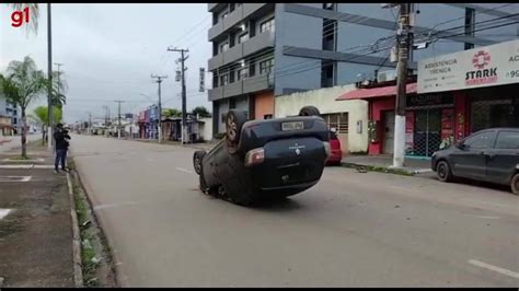 Carro fica as rodas para cima após bater em veículo estacionado no