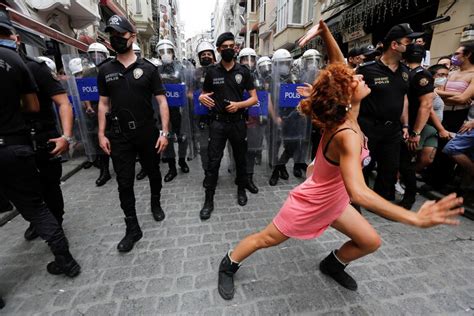 La Polic A Turca Reprimi La Marcha Del Orgullo Gay En Estambul Infobae