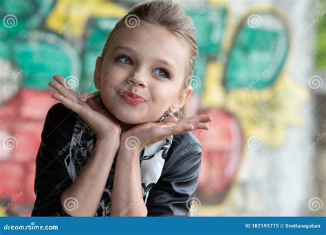 Bel Enfant De Fille Blonde Face L Ext Rieur Sur Un Mur De Graffitis Comme Fond Image Stock
