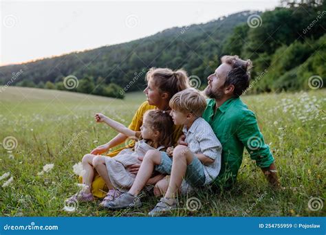 Feliz Familia Joven Que Pasa Tiempo Juntos En La Naturaleza Verde