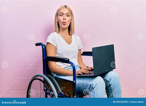 Belle Femme Blonde Assise Sur Un Fauteuil Roulant Tenant Ordinateur Portable Faire Le Visage De