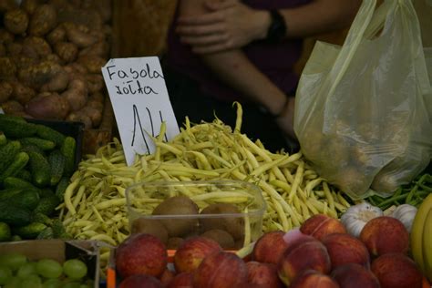 Ceny warzyw i owoców na targowisku Przy Śląskiej w Radomiu w sobotę 18