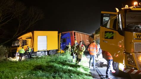 A27 vanuit Hilversum richting Utrecht weer open na ongeluk met vrachtwagens