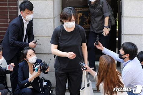 취재진 질문에 묵묵부답으로 빠져나가는 이나영 정의연 이사장 네이트 뉴스