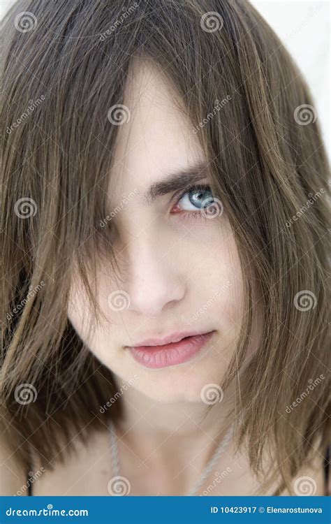 Beaux Jeunes De Verticale De Brunette Image stock Image du alésé magnifique 10423917