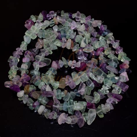 Бусины натурального флюорита свободной формы.