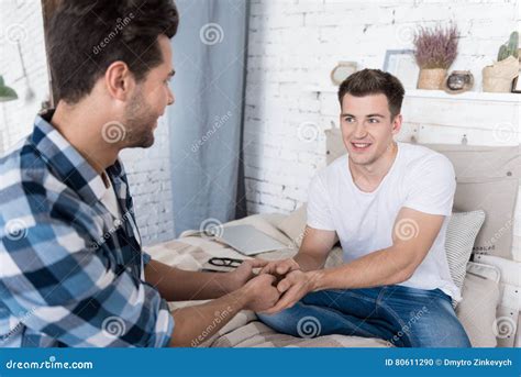 Pares Gay Dulces Que Se Detienen Manos En Cama Foto De Archivo Imagen De Cuidado Lazos 80611290