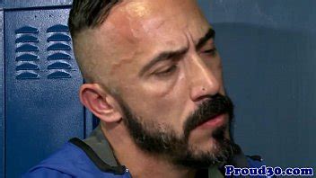 Atlético entrenador gay se corre sobre un joven deportista XVIDEOS