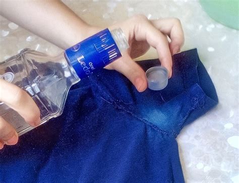 Как избавиться от запаха и пятен пота на одежде: способы, советы ...