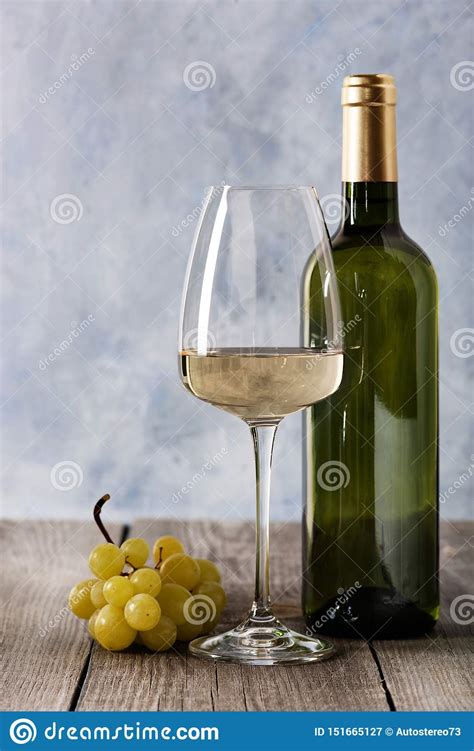 Vino Blanco En Un Vidrio Una Botella De Vino Blanco Y Un Manojo De