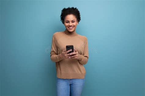 Joven Latina Con Pelo Rizado Sosteniendo El Smartphone Y Sonriendo En El Fondo Con Espacio Para