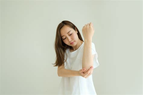 なぜ？「肘の骨を押すと痛い」原因。関節リウマチかも。病院は行くべき？ Medicalookメディカルック