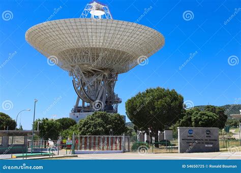 Antena En La Red Del Espacio Profundo De La Nasa Imagen Editorial