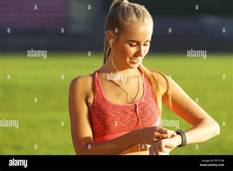 Athletic Attractive Blonde Aux Cheveux Longs Dans Les V Tements De Sport Debout La Stade De