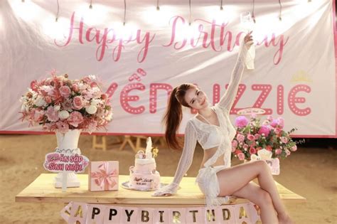 Sao Việt 13 6 Hoa hậu Nguyễn Thị Huyền khác lạ Hoàng Thuỳ nóng bỏng với bikini