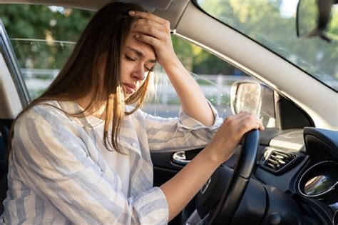 Mulher Jovem E Cansada Motorista De Carro Sofre De Dor De Cabeça Ou