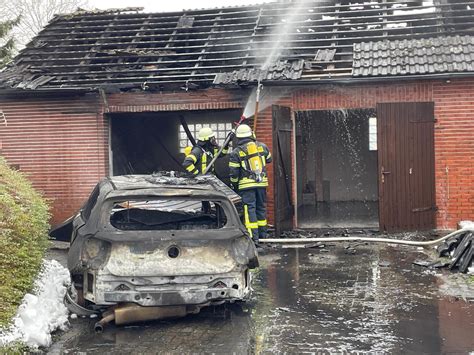 Garagen Brand Flammen drohen auf Wohnhaus überzugreifen eine Person