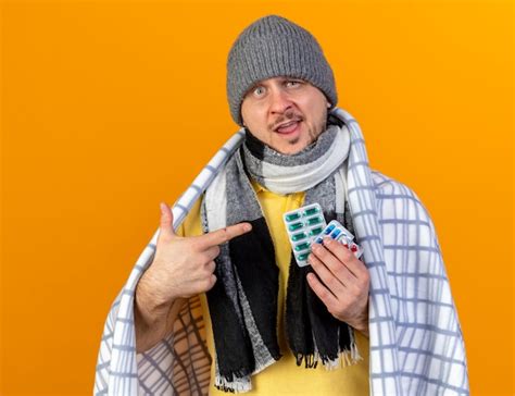 Heureux Jeune Homme Slave Malade Blonde Portant Un Chapeau D Hiver Et Une Charpe Envelopp E