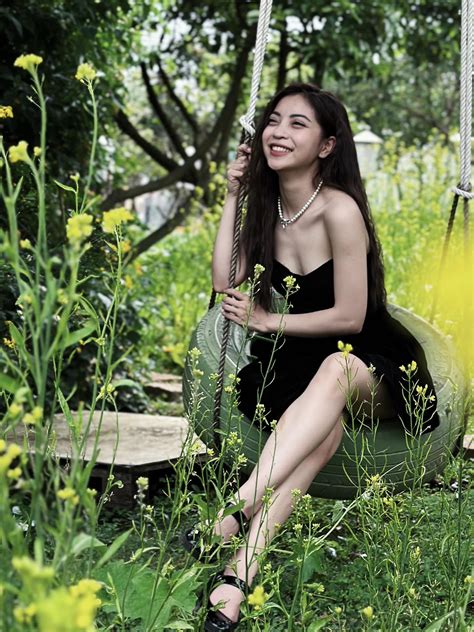 Cuộc sống của mới của hot girl Nhật Lê sau 6 năm chia tay Quang Hải đính hôn thiếu gia