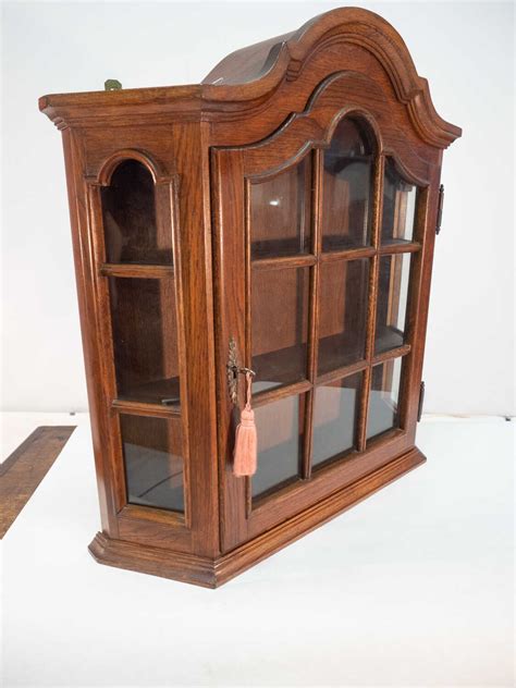 Подвесная витрина с изящным ключиком