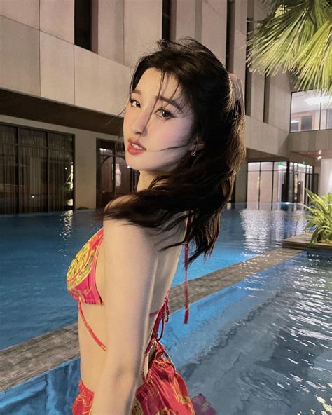 Phương Nhi diện bikini nhỏ xíu khoe body mướt mượt Saostar vn