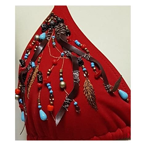 Bikini De Tri Ngulo En Rojo Bordado Con Tiras De Cuero Y Abalorios