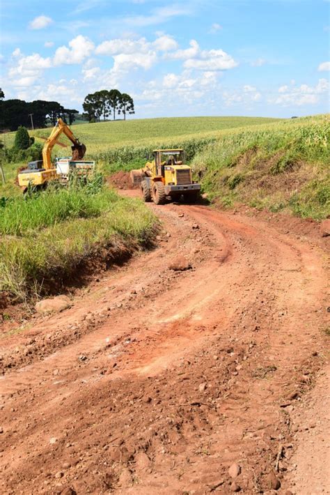 OBRA DE ALARGAMENTO DE VIA SENDO REALIZADA NO INTERIOR DO MUNICÍPIO